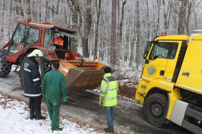 Die Feuerwehr Dirnbach musste einstreuen, ehe sie ans Werk gehen konnte