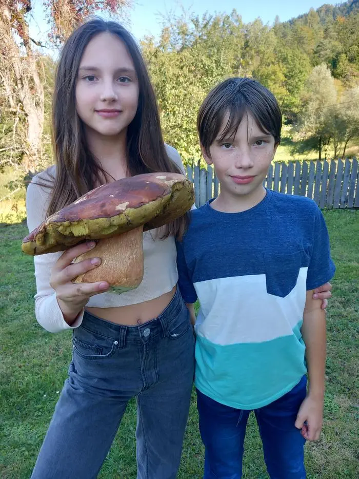 Lilly und Paul mit dem Riesen-Steinpilz