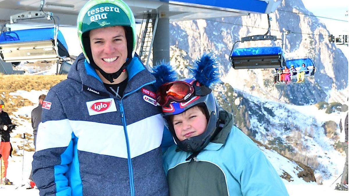 Ein unvergesslicher Skitag für den neunjährigen Jonathan: Er durfte auf dem Nassfeld mit Markus Salcher skifahren gehen. Jonathan hat eine ähnliche Beeinträchtigung wie Salcher. Der Olympiasieger zeigte ihm, wie man richtig in die Hocke geht