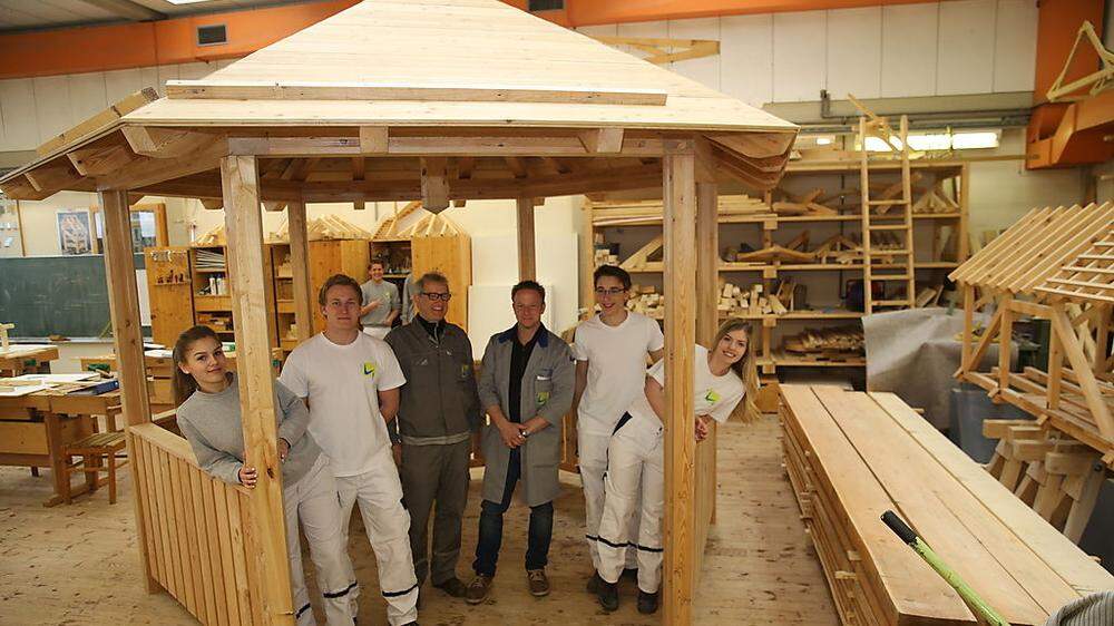 Markus Lassnig baute mit Schülern der HTL-Villach den Pavillon für die Zillhöhe