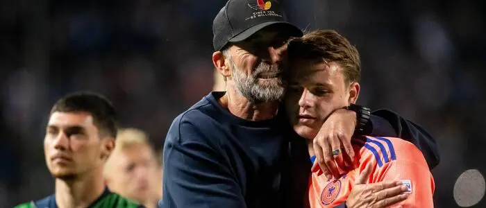 Jurgen Klopp umarmt Goalie Jonas Urbig