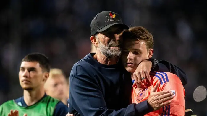 Jurgen Klopp umarmt Goalie Jonas Urbig
