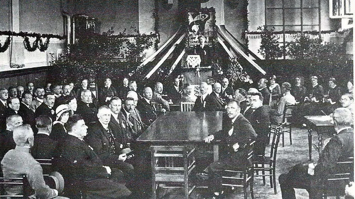 Festsitzung des Gemeinderates anläßlich der Stadterhebungsfeier im Turnsaal der Volksschule