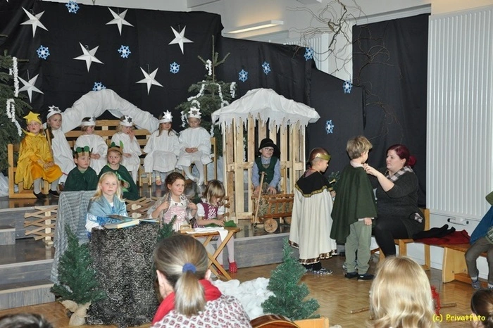 Musikalisch umrahmt wurde dieses schöne Krippenspiel von den drei ehemaligen Kindergartenkindern Lea Seier, Marie Hiden und Simon Eisner.