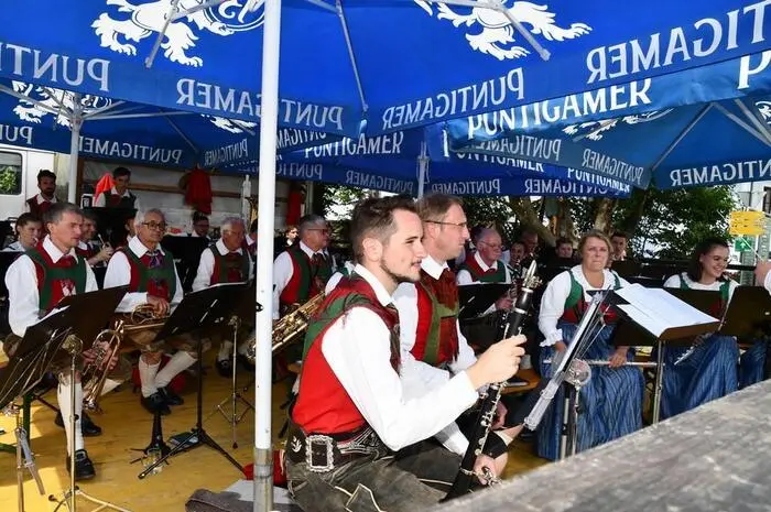 Der Kirtag begann mit einem Festgottesdienst, zelebriert von Pfarrer Ciprian Sascau, begleitet von der Musikkapelle Silian aus Südtirol.