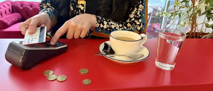 Kartenzahlung in einem Café