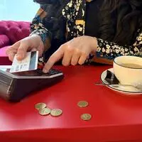 Kartenzahlung im Café: Ob und wie viel Trinkgeld Gäste geben, bleibt in vielen Betrieben ihnen selbst überlassen