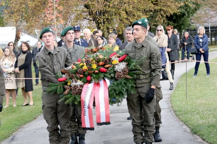 Mit der Kranzniederlegung ging die eindrucksvolle militärische Allerseelenfeier am Soldatenfriedhof zu Ende. 