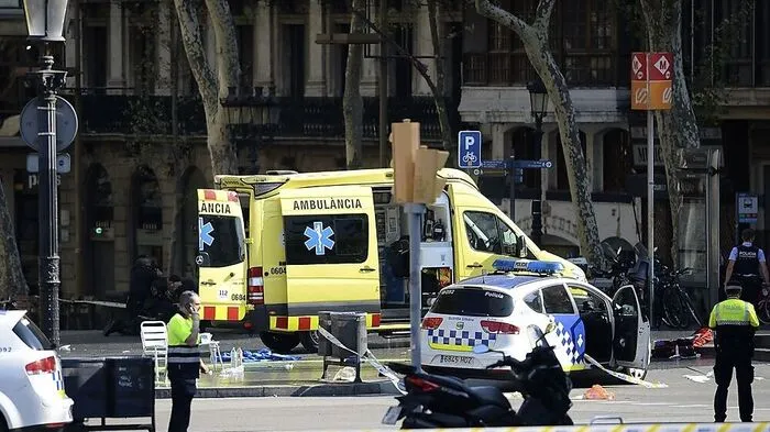 In Barcelona ist am Donnerstag ein Kleintransporter in der Fußgängerzone "La Rambla" in eine Gruppe von Dutzenden Menschen gefahren.