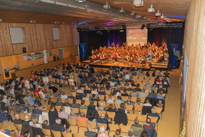 Im Veranstaltungszentrum Ottendorf durften Zuhörerinnen und Zuhörer Werken wie „Harmonie der Blasmusik“, „Cosi Cosi“ oder „Makassar“ lauschen
