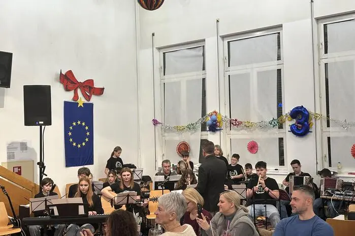 Natürlich gab es auch attraktive Preise zu gewinnen. Ein besonderes Augenmerk lag auf Fairplay: Alle Handys mussten zu Beginn in eine Box auf dem Tisch gelegt werden und durften während des Quiz nicht verwendet werden.