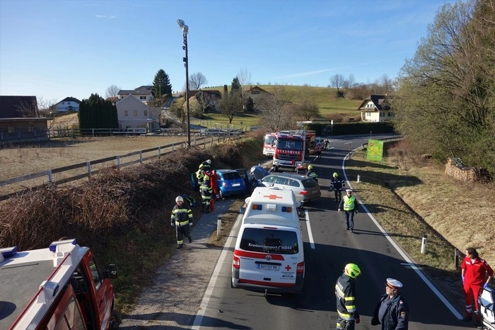 Auf der L301 in Niederberg war ein 26-Jähriger während der Fahrt eingeschlafen und auf die Gegenfahrbahn geraten.