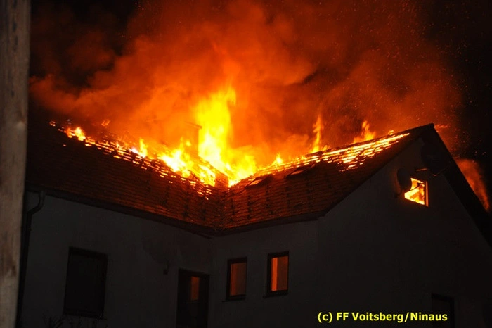Das Feuer war von der Dachgeschosswohnung ausgegangen, in der sich auch Propangasflaschen befanden.