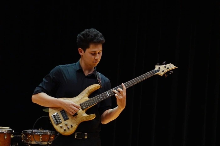 Mit fünf Jahren begann er mit der Klavierausbildung an der Grazer Kunstuniversität und vor 13 Jahren bekam er eine weitere Ausbildung am e-Bass...