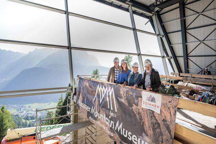 Franz Senfter, Magdalena Messner, Ulla Hell und Reinhold Messner bei der Baustellenbesichtigung am Helm