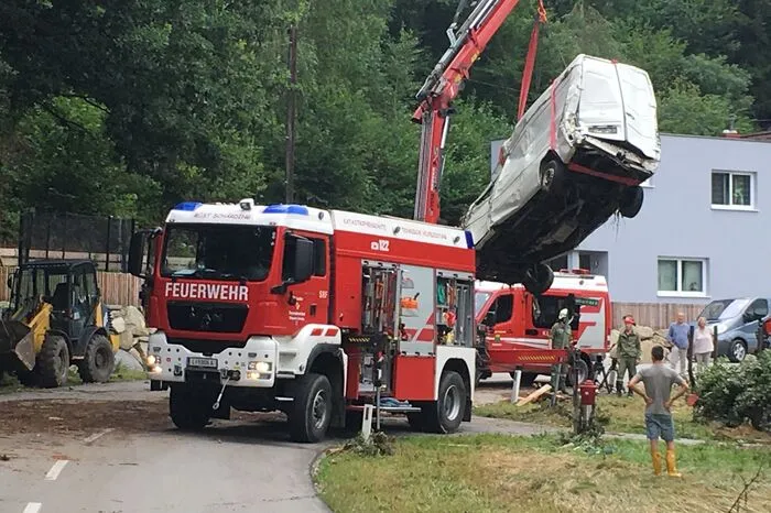 Kräfte der Feuerwehr im Einsatz in Freinberg, nachdem Unwetter zu Überflutungen und Schäden geführt hatten.