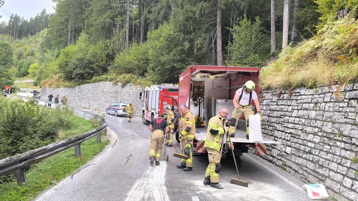 Um die zwei Kilometer lange Ölspur kümmerte sich die Feuerwehr Schladming