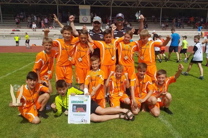 Die regionalen Mannschaften durften sich über durchwegs gute Ergebnisse freuen. Das U7-Team aus Lobmingtal erreichte Rang zwei. Im U9-Turnier reihte sich der FC Fohnsdorf auf Platz vier und die SG Spielberg/Knittelfeld (im Bild) auf Platz fünf ein. Für die Spielgemeinschaft Spielberg/Knittelfeld hat es darüber hinaus auch die Ränge sechs (U 11) und neun (U 13) gegeben. Die U10-Wertung beendete der FC Judenburg auf Rang 8.
