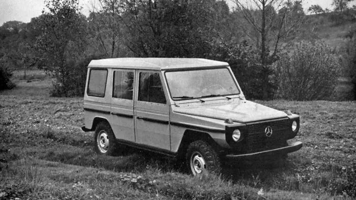 Die Geschichte des Mercedes G beginnt im Sommer 1969. Weil sich der Puch Haflinger beim Schweizer Heer gegen den Unimog von Mercedes durchsetzte, beauftragten die Stuttgarter Steyr-Daimler-Puch mit der Entwicklung eines Geländewagens.