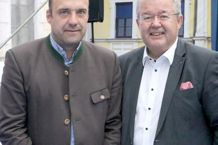 In Feierlaune weiters gesichtet wurden unter anderen die beiden Bürgermeister Walter Zemrosser (Althofen, rechts) und Bernd Krassnig (Mölbling, links), die Banker Peter Gauper und Viktor König, Hirter-Boss Klaus Möller, Bezirkshauptfrau Claudia Egger-Grillitsch, Wirtschaftskammer (WK)-Präsident Jürgen Mandl, Industriellenvereinigung-Geschäftsführerin Claudia Mischensky, Bezirksfeuerwehrkommandant Friedl Monai, Schuldirektor Hannes Scherzer sowie die beiden ehemaligen Tiag-Vorstände Alexander Bouvier und Reinhard Iro. 