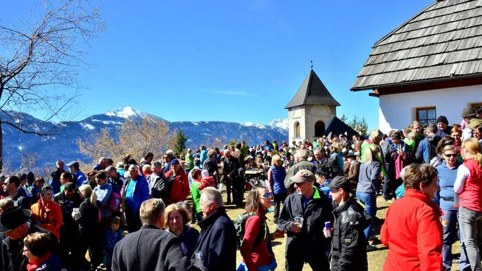 Rund 1000 Gläubige wohnten der Messe beim kleinen Kirchlein St. Steben bei.