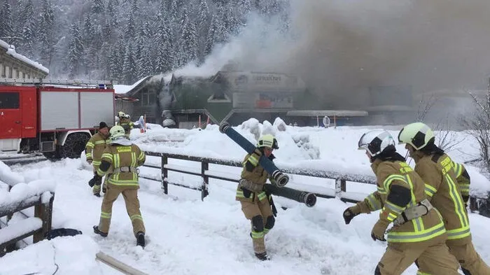 In Kirchdorf in Tirol (Bezirk Kitzbühel) ist am Mittwochvormittag ein Brand in einer Lagerhalle ausgebrochen
