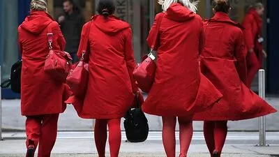 AUA-Mitarbeiterinnen auf dem Weg zu Betriebsversammlungen (2017, am Flughafen Wien-Schwechat)