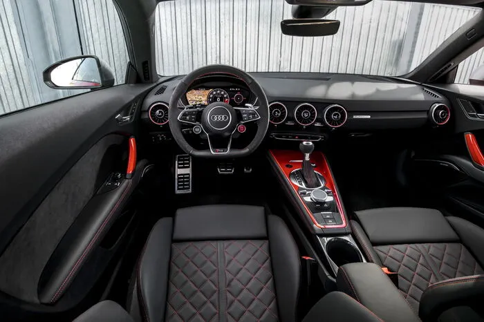 Innen zeigt sich der TT RS betont sportlich – mit Aluminium- oder Carbon-Elementen sowie RS-Schriftzügen. Wie beim Audi R8 startet der Fahrer den Motor über einen Knopf direkt am Lenkrad.