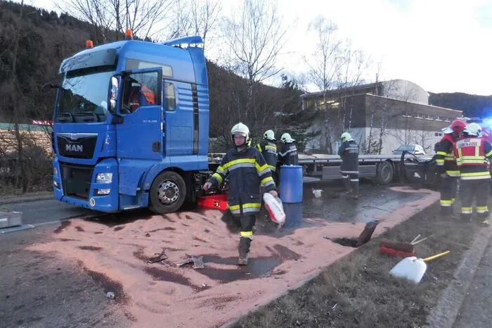 Nach der Erstversorgung vor Ort wurde die verletzte Person in das LKH Hochsteiermark eingeliefert.