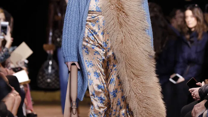 Fake Fur, wallende Mähnen, Strick und Blumenkleider - Designer Michael Kors hat die 70er-Jahre in die Jetztzeit übersetzt.
