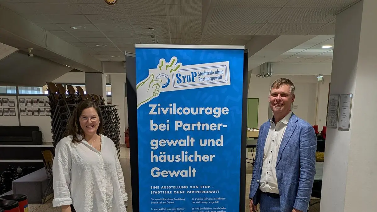 Iris Ablasser (StoP-Projektkoordinatorin) und Günter Vollmann (Direktor Borg Jennersdorf) präsentieren stolz die Ausstellung „Zivilcourage“