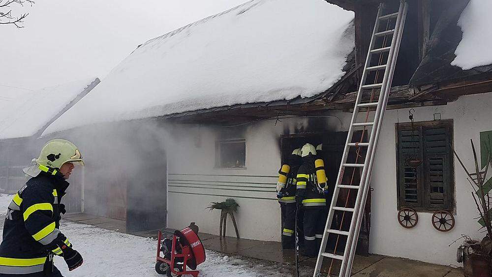 Mit schwerem Atemschutz drang die Feuerwehr ins Gebäude zum Löschen vor