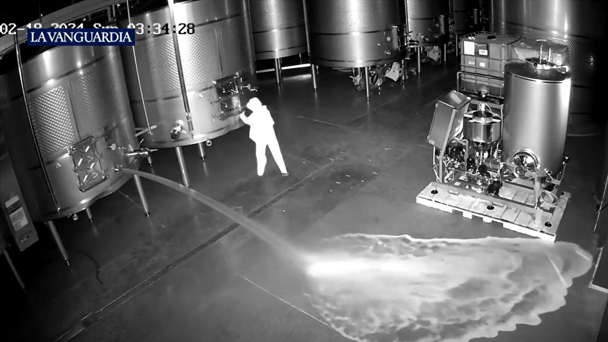 Aufnahmen von Überwachungskameras zeigen, wie die Person den Hahn eines Stahltanks öffnete