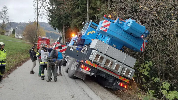 Ein 48 Tonnen schwerer Kranwagen drohte umzustürzen. Die Freiwillige Feuerwehr Koglhof konnte gemeinsam mit dem Fahrer des Kranwagens den Wagen wieder zurück auf die Straße bringen. Mehr dazu...