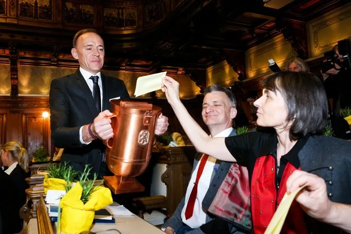 Nach den ersten Reden wurde die Wahlurne herumgereicht.
