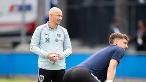 Teamarzt Michael Fiedler und Florian Wiegele während eines Trainings des ÖFB Nationalteams in Santa Barbara
