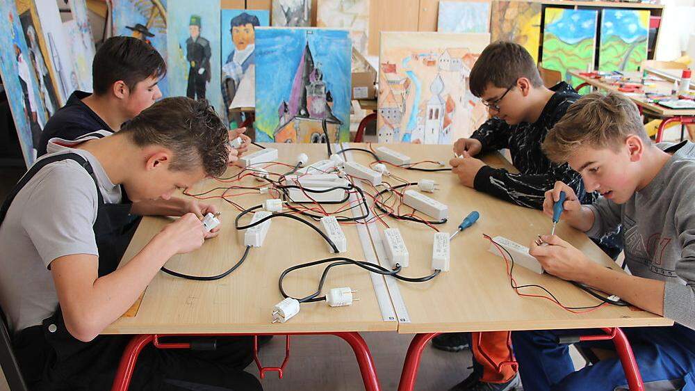Schüler der Polytechnischen Schule Eisenerz bauten Anschlüsse für benötigte Transformatoren