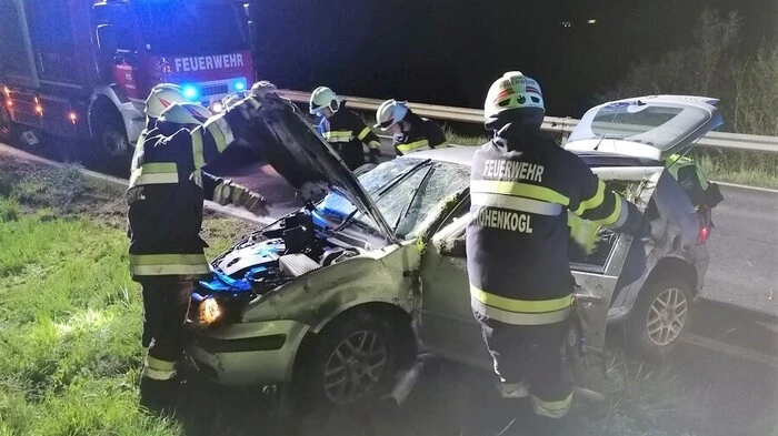 Montagnacht, kurz vor 1 Uhr früh, kam ein Pkw auf der B72 am Karberg, Gemeinde Mitterdorf/Raab von der Straße ab.