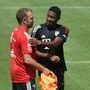 David Alaba mit Trainer Hansi Flick