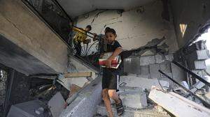 Palästinensische Kinder in einem zerstörten Gebäude in Gaza | Palästinensische Kinder in einem zerstörten Gebäude in Gaza