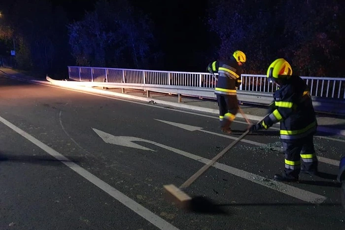 Aufgrund von Sekundenschlaf kam sie gegen 2 Uhr morgens von der Fahrbahn ab.