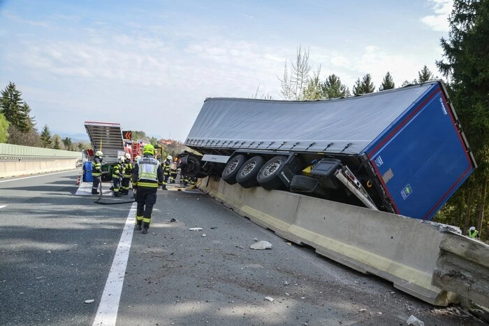 Ein Lkw-Unfall sorgte am Samstagvormittag für Schwerarbeit für die Feuerwehr.