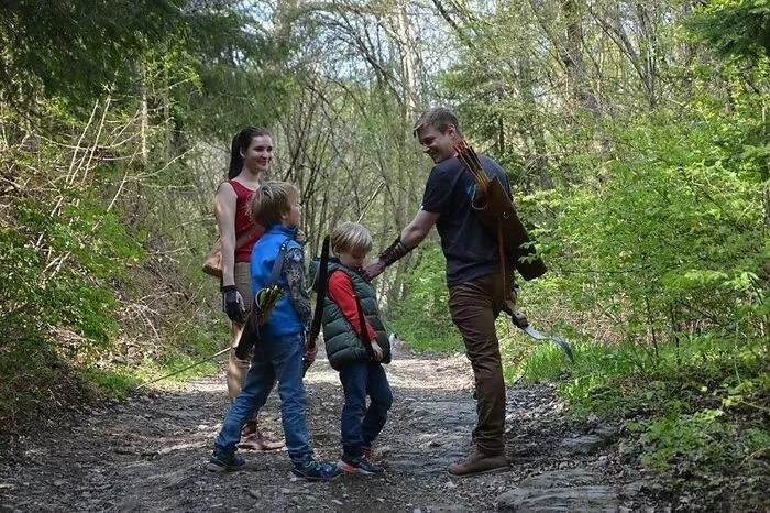 Mit Pfeil und Bogen:  Ein vergnügliches Abenteuer für die ganze Familie verspricht der drei Kilometer lange Bogenschieß-Parcour von Stefan Ferm in Liebenfels. Die Ausrüstung kann man sich vor Ort ausleihen und sich auch gleich ein paar nützliche Tipps holen.