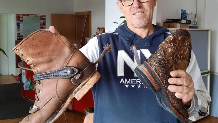 Egon Wolf hat durch sein patentiertes Reitsporen-Halterungssystem eine Weltneuheit erschaffen. Links sieht man das alte System, bei dem Bügel erforderlich sind.