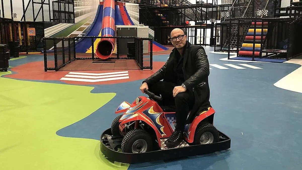 Geschäftsführer Helmut Steiner in "seiner" Spielewelt