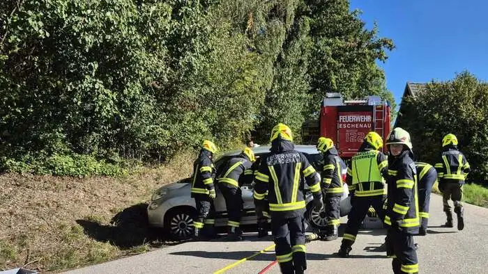 Die Feuerwehr musste die Lenkerin aus ihrem Auto befreien