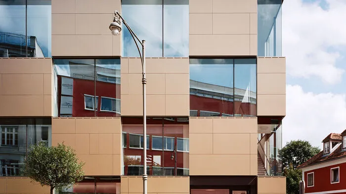 Bürogebäude Nikolaiplatz, Architektur: Alfred Bramberger, Thomas Pucher Bauherrschaft: Bauwerk Projektentwicklung GmbH / Markus Kovac Die Jury betont die großzügige Raumstruktur in den Büros, die gute Einbeziehung des Außenraums, den Umgang mit der schwierigen Erdgeschosszone und die gemeinschaftliche Nutzung des obersten Stockwerks. Die hochwertige Ausführung wird ebenso positiv hervorgehoben wie das Konstruktionskonzept und die unternehmerische Initiative des Bauherrn.