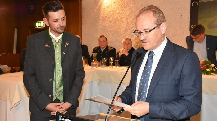 Bezirkshauptmann Florian Waldner nahm nach der Wahl des neuen Bürgermeisters die Angelobung vor.