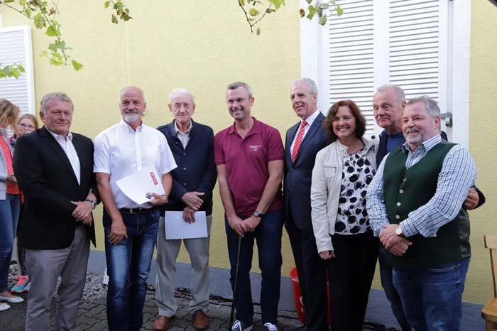 Neben vielen geehrten Mitgliedern des ASKÖ-Flugsportclubs Weiz für ihre langjährigen Tätigkeiten, wurde auch der Moderator der Meisterschaft, Josef Mündler augezeichnet. Wer noch geehrt wurde und einige Bilder vom ersten Flugtag kann man der Bildergalerie entnehmen.