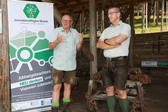 Obmann Matthias Kranz betonte in seiner Ansprache: „Der Tremmelberg ist nicht nur ein Ausflugsziel – er ist ein lebendiger Lernraum, der Menschen für zentrale Zukunftsthemen wie Klimaschutz, Waldbewirtschaftung und regionale Identität sensibilisiert.“